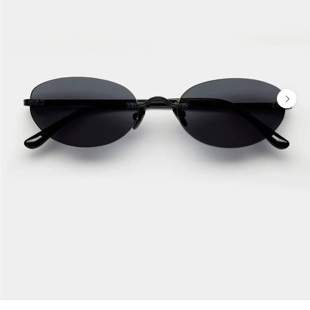 VEHLA Black Oval Sunglasses
